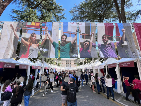 27ma edizione di Porte aperte alla Sapienza- Grandi manifesti con fotografie di persone giovane rappresentando gli studenti emozionati di fare parte dell'università La Sapienza di roma. Il Carrer Day è una ocassione di conoscere l'istituzione come se di una feria si trattasi.