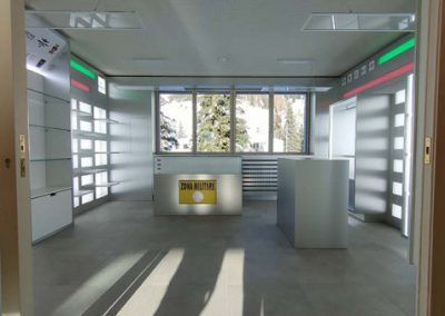 Ingresso luminoso dello shop Zona Militare di Key Comunicazione con design moderno e paesaggio montano nevoso.