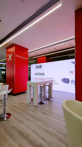 L'immagine ritrae lo stand della Lima Corporate SIOT 2023 che si è presentato con il colore rosso aziendale, dimostarndosi più caldo e con un’atmosfera più avvolgente. Diverse funzionalità hanno caratterizzato lo spazio. Progettato e realizzazione di Key Comunicazione.