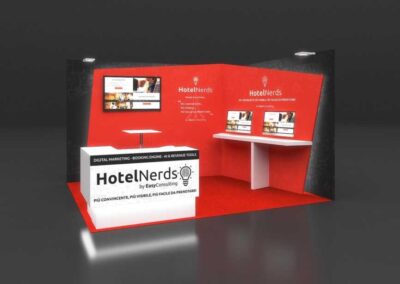 Render 3D dello stand HotelNerds su sfondo neutro, con pareti rosse e desk bianco. Soluzione progettata da Key Comunicazione.